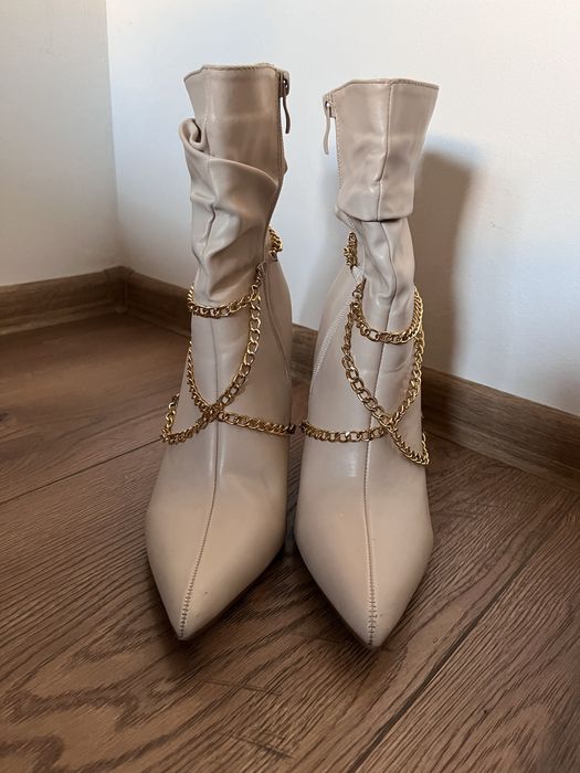 Kremowe botki na szpilce
