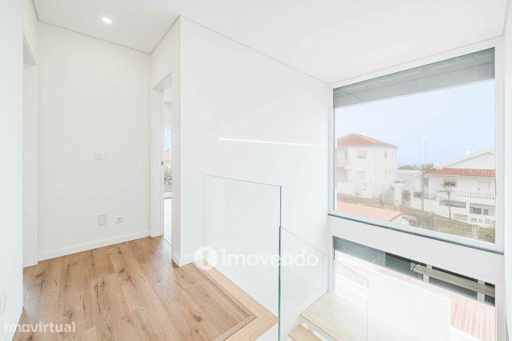 Moradia T3+1 moderna e exclusiva, com garagem e jardim, em Porto Salvo