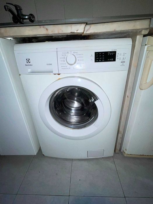 Disponíveis móveis de cozinha e electrodomésticos na rua Dr Rafael Duque, 21-  2°esq em Benfica