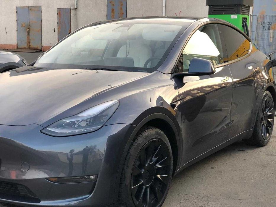 продаю кросовер Тesla Y 2023 р.