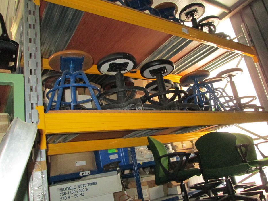 Móveis de escritório mesas de reuniões e cadeiras.