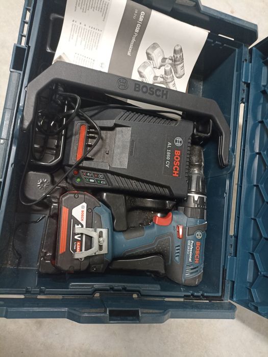 Aparafusadora BOSCH (carregador + bateria + mala)