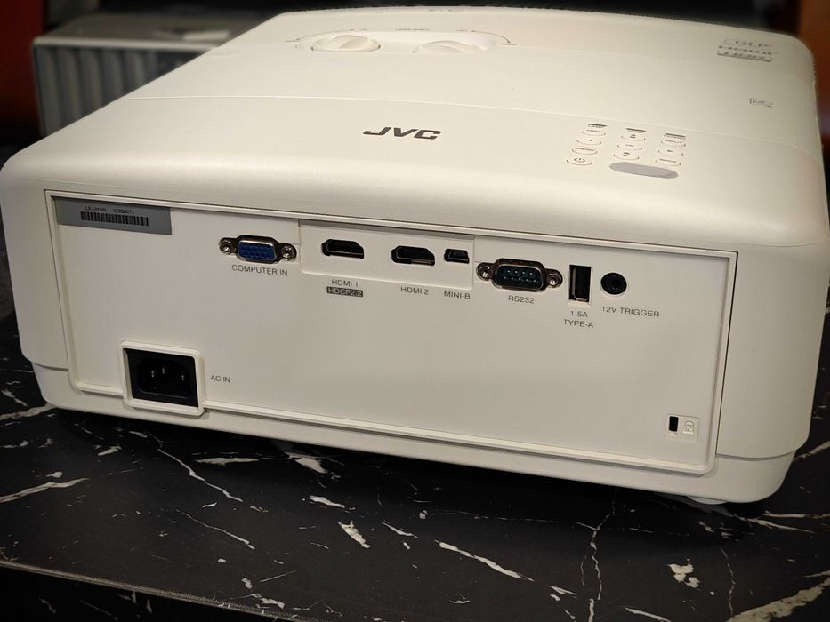 Кінотеатральний проектор DLP 4K JVC LX-UH1
