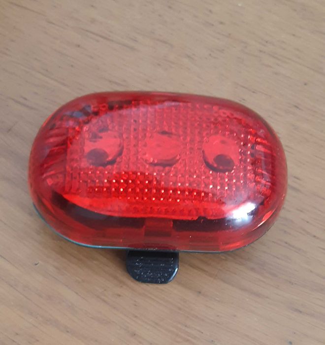 Luz Traseira para Bicicleta - Vermelha e Funcional a Pilhas