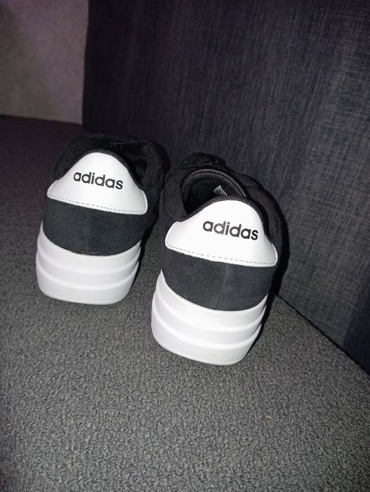 Чорні жіночі кросівки Adidas VL Court Bold на високій платформі.