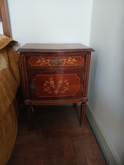 Excelente cama vintage com incrustacoes de madeira e 2 mesinhas de cabeceira