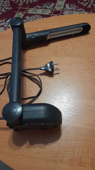 Люминесцентная настольная лампа.