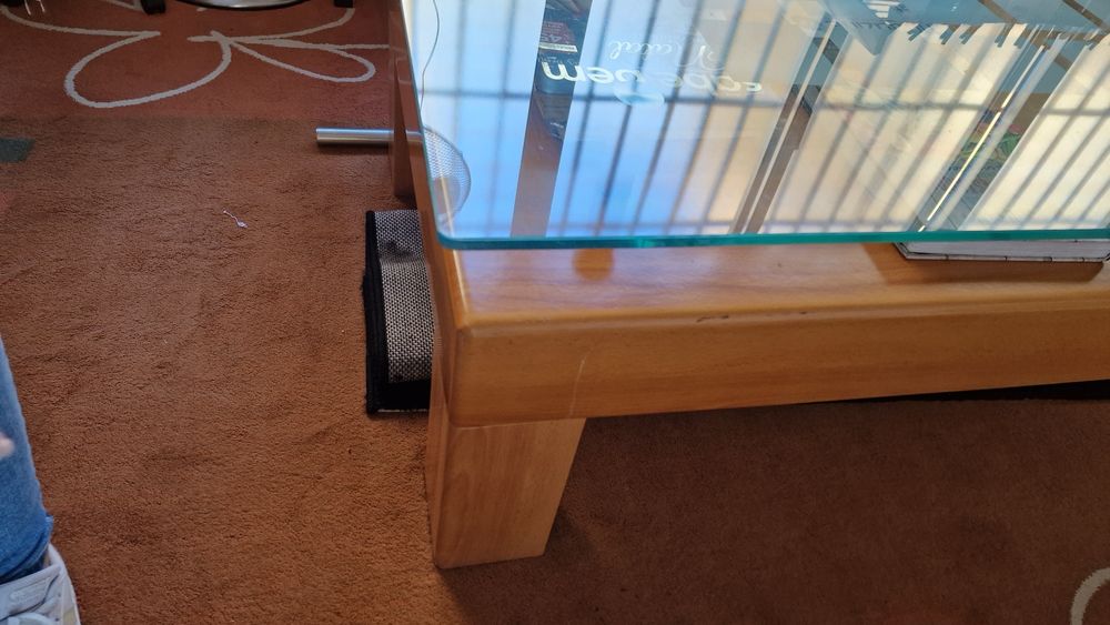 Mesa de centro em madeira e vidro