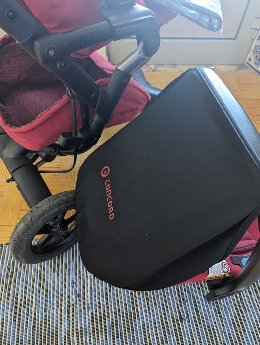 Ovo e carro  e isofix da Concord vermelho