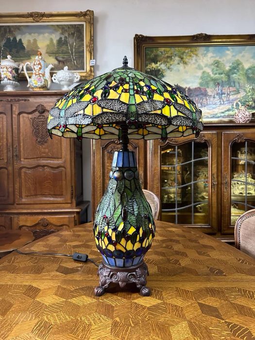 Настільна лампа у стилі Тіффані світильник