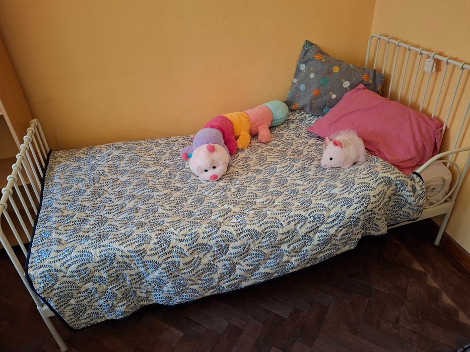Cama Ikea extensível de criança branca em metal