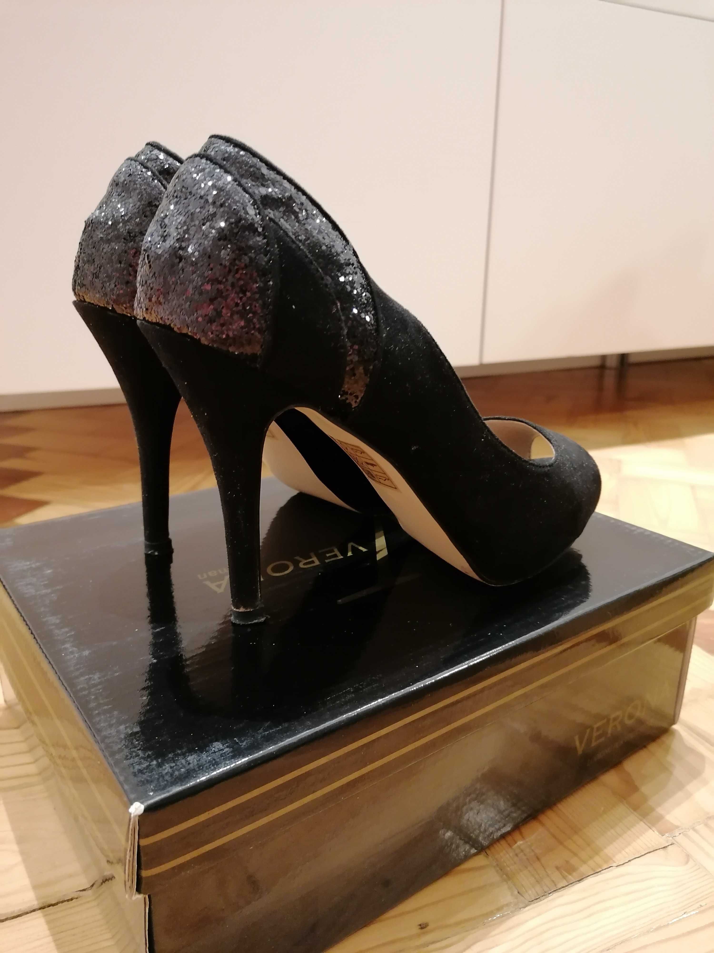 Salto alto preto best sale brilhante