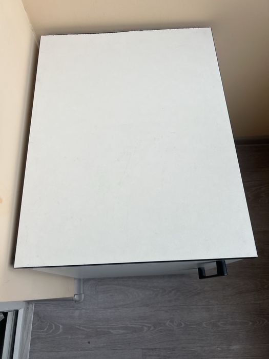 Тумбочка біла з чорним