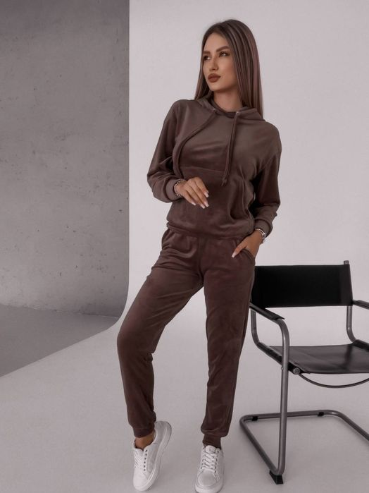 Стильний велюровий костюм