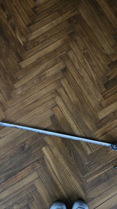 Drewniana podłoga ciemny brąz jodełka