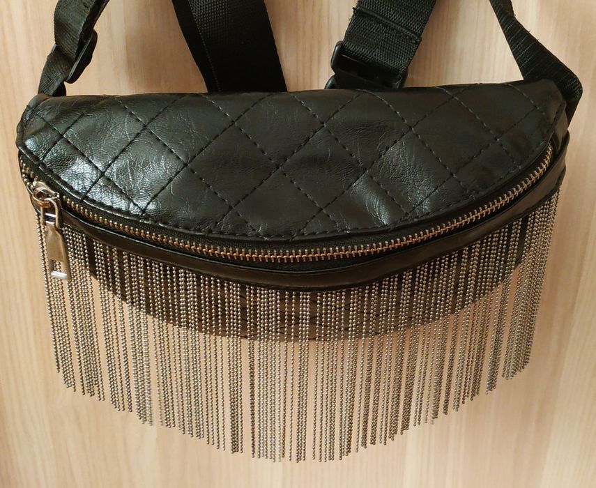 Шикарная поясная сумка -  бананка с цепочками