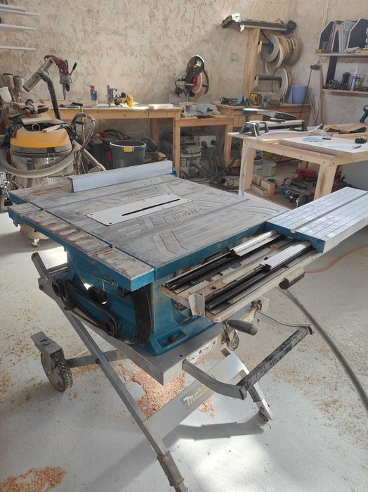 Serra de mesa Makita MLT100 com mesa