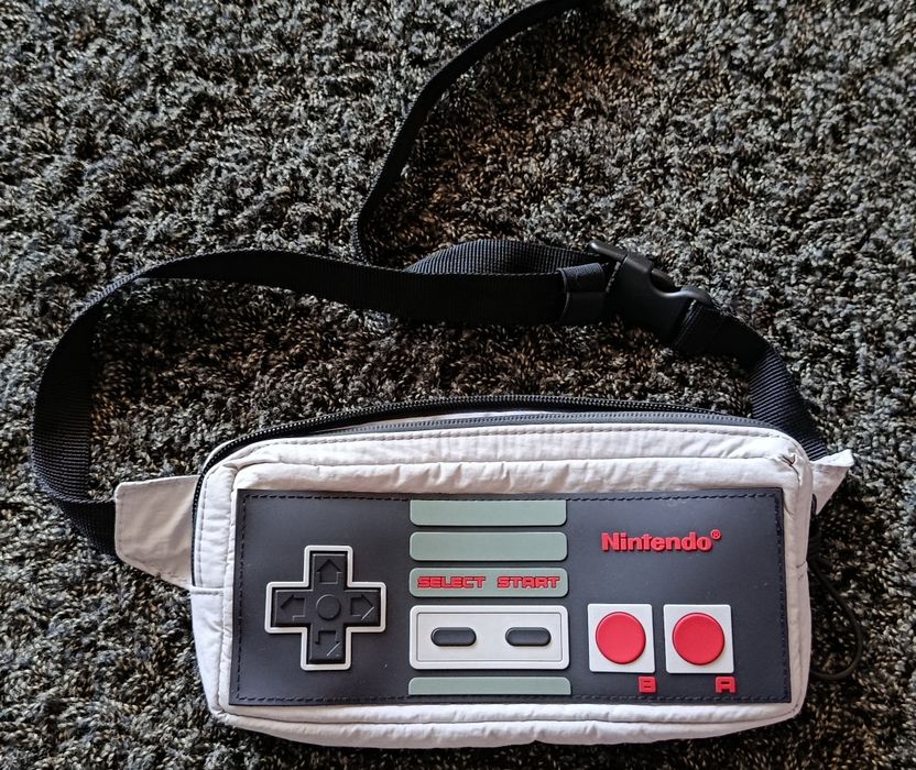 Mala de cintura Nintendo da Zara muito pouco usada