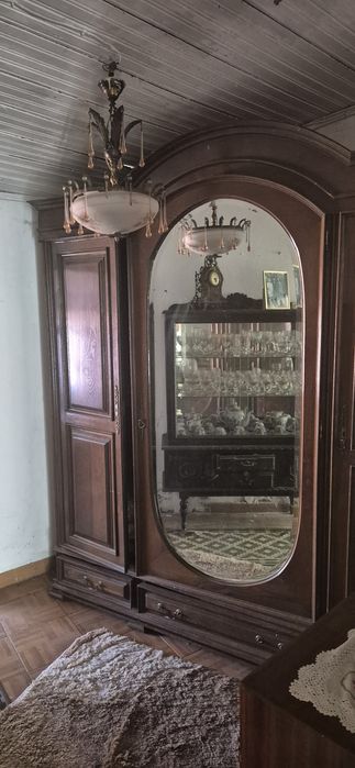 Guarda fatos com espelho