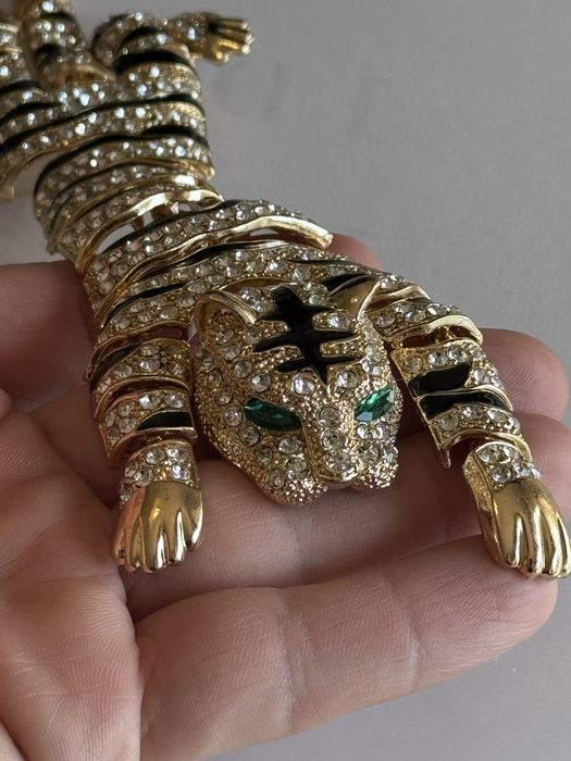 Lindo broche articulado em forma de tigre