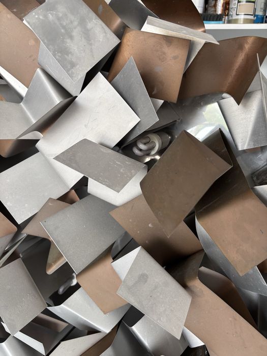 Escultura de parede contemporânea em metal com iluminação | Peça de destaque 100 cm