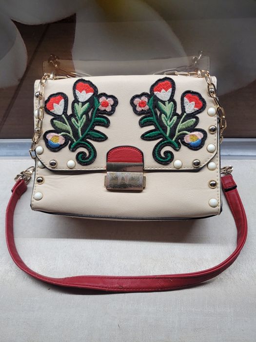 Сумка Stradivarius бежева з вишивкою квітів на цепочці
