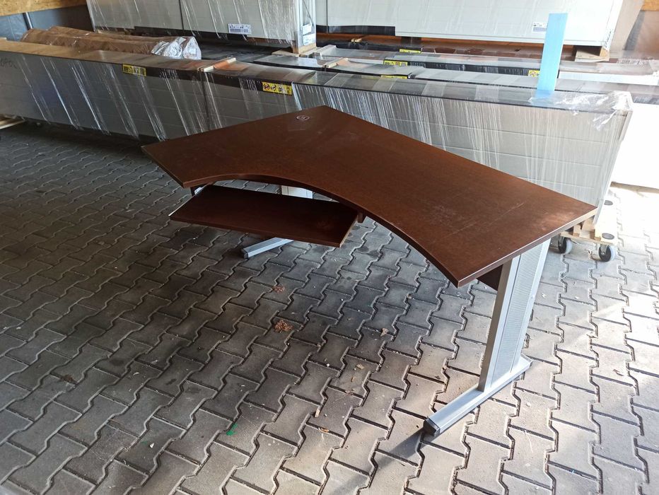 Biurko firmy Antrax ciemne drewno 160 cm