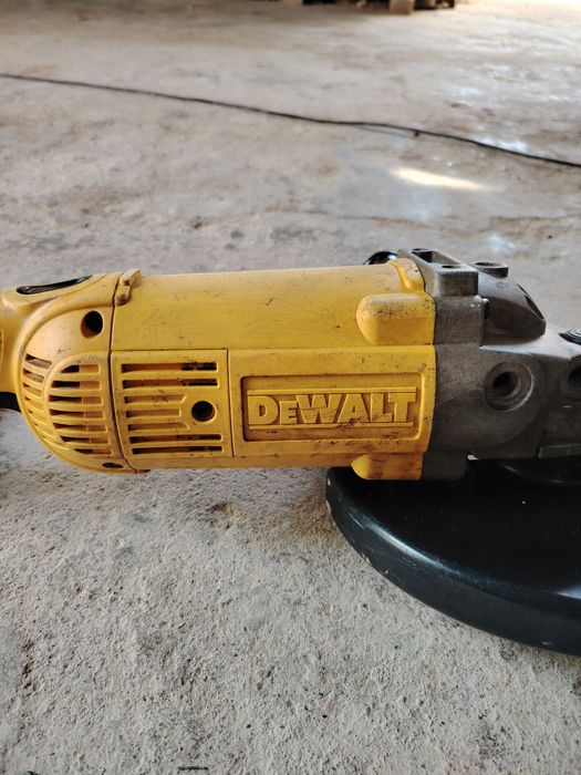 Rebarbadora DeWalt grande.