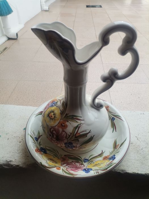 Jarra com prato pintado a mão