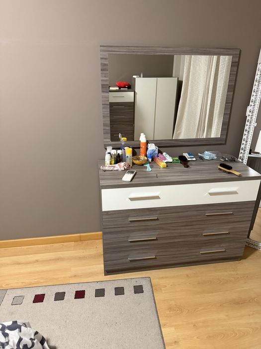 Cama + 2 mesas de cabeceira + uma comoda com espelho + sapateira + tapete + camiseiro