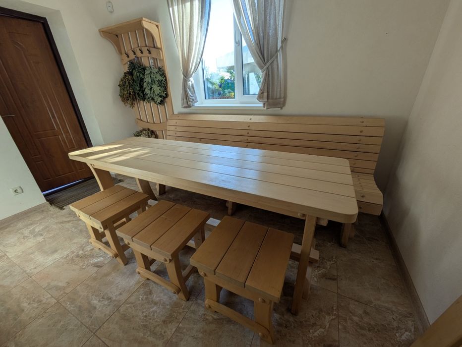 Дерев'яні меблі: стіл, лавка, табурети. Дачні меблі