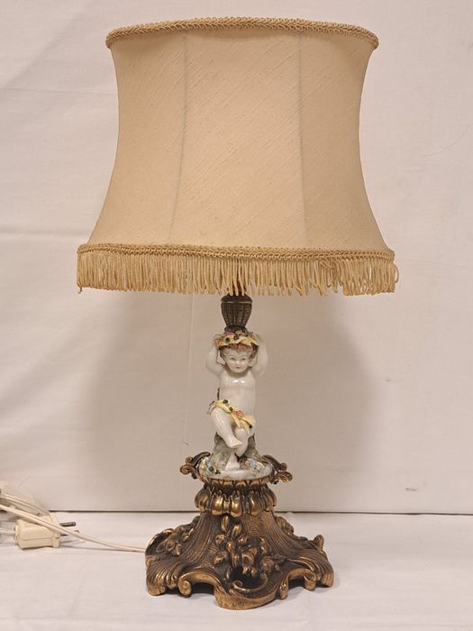 Candeeiro com figura em porcelana