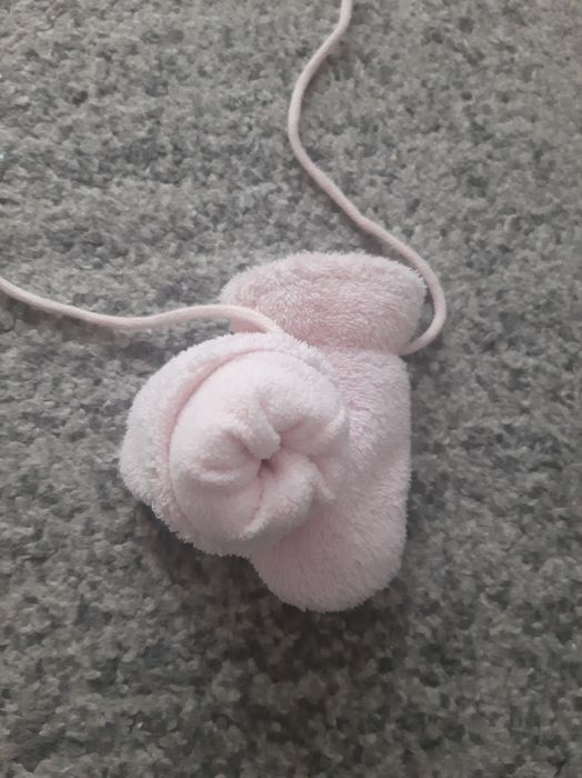 Rękawiczki polarowe niemowlęce bez kciuka różowe ciepłe na sznurku