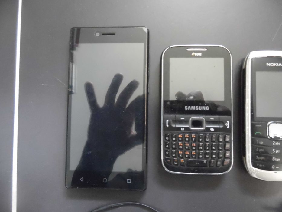 Lote de 4 telemóveis e carregadores