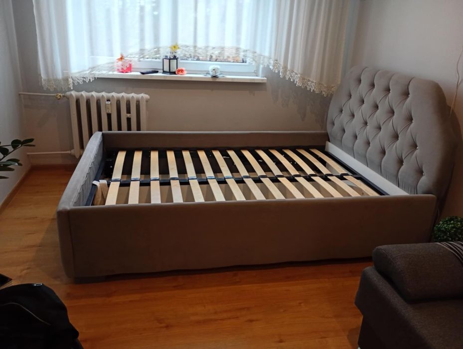 Łózko tapicerowane z stelażem