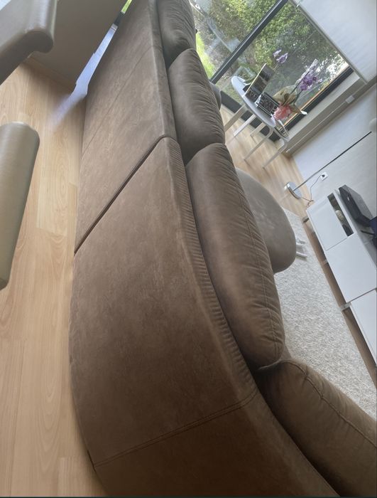 Sofá castanho com chaise longue