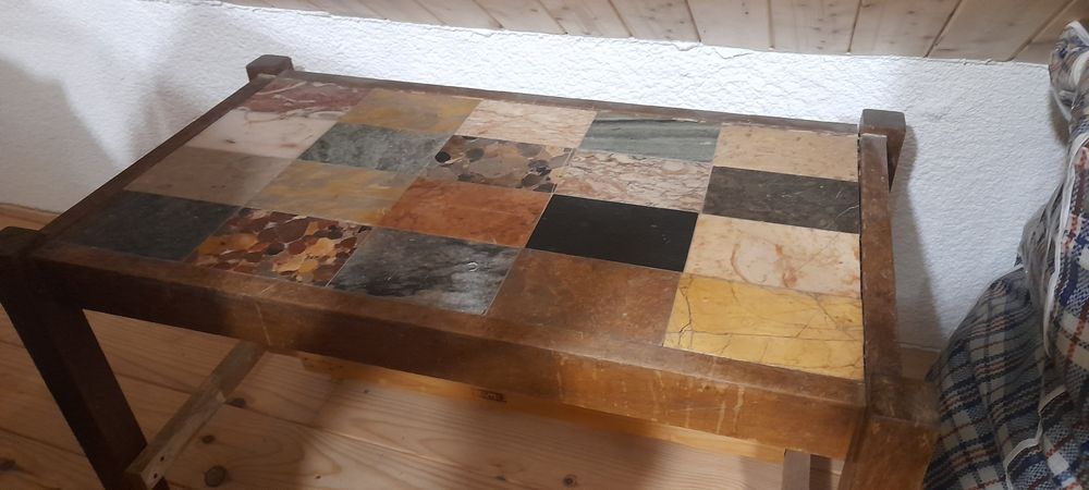 Cadeiras antigas e mesas