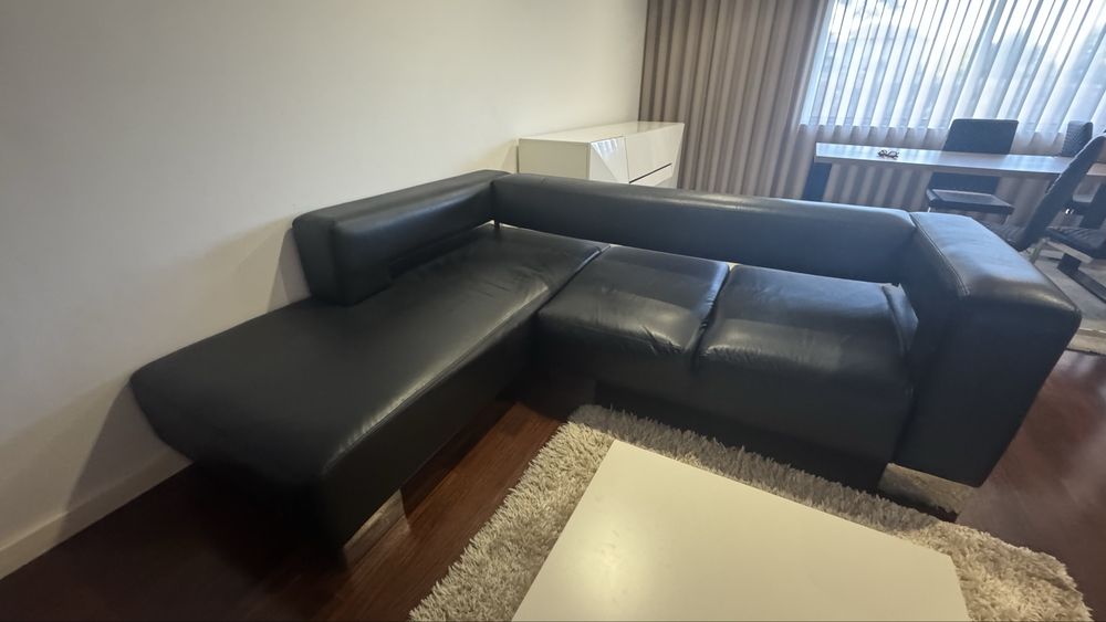 Sofá preto em pele com chaise longue