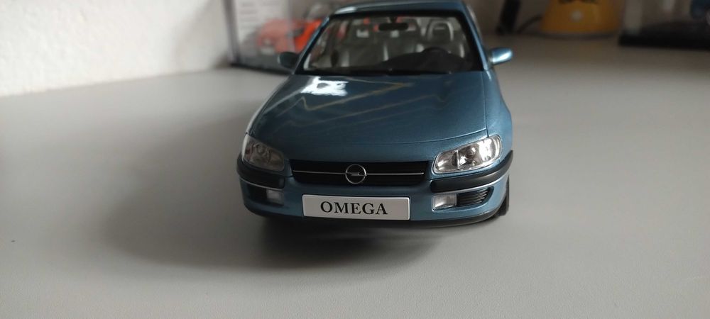 Opel Omega B Triple9 1:18