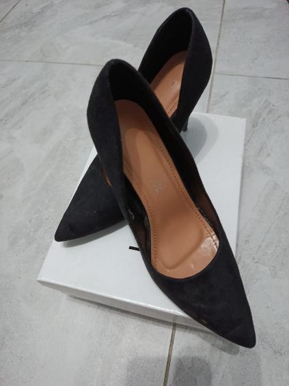 Klasyczne czarne zamszowe szpilki