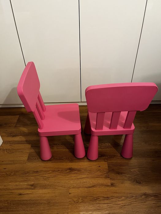Mamut i krzesła (ikea)