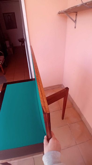 Mesa de jogo antiga em madeira
