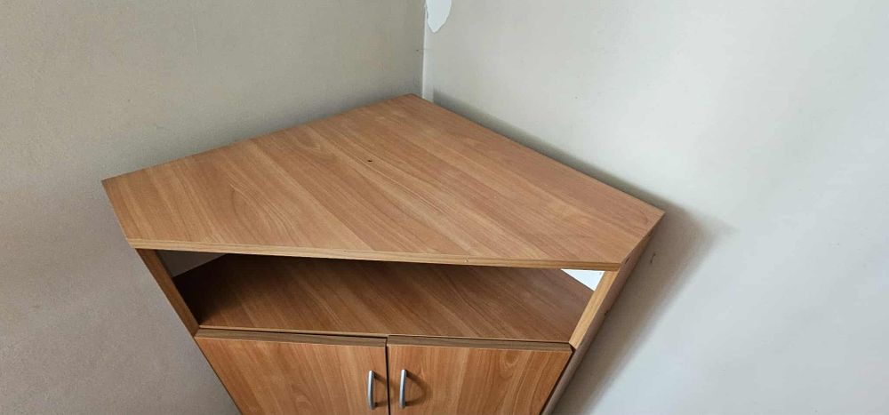 Narożna komoda w kolorze olchy miodowej z trzema półkami