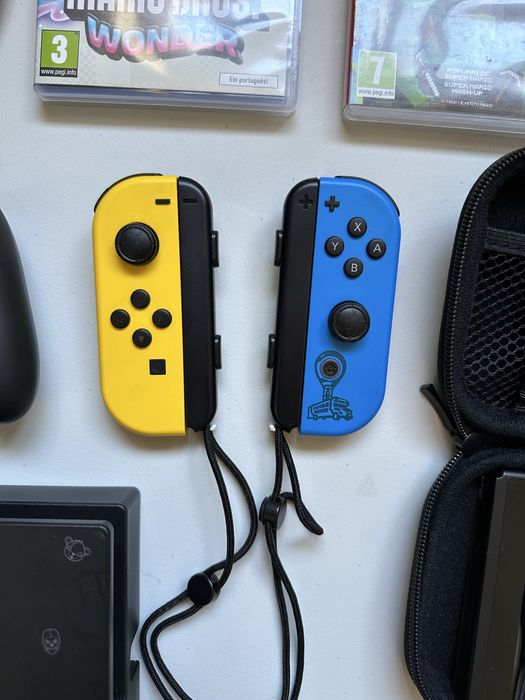 Nintendo Switch Edição Especial Fortnite + Super Mario Bros Wonder e Minecraft