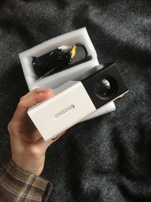 Мультимедійний проектор з динаміком портативний HD YG300 + екран