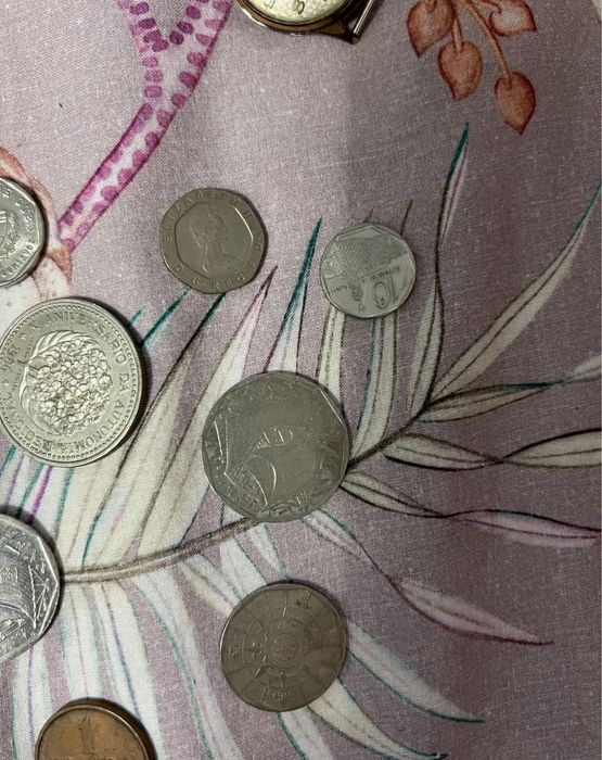 Caixa com moedas antigas