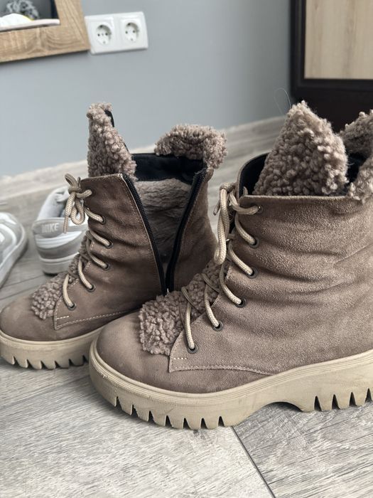 черевики/боти,утепленні,розмір 39,дефектів немає,на замку