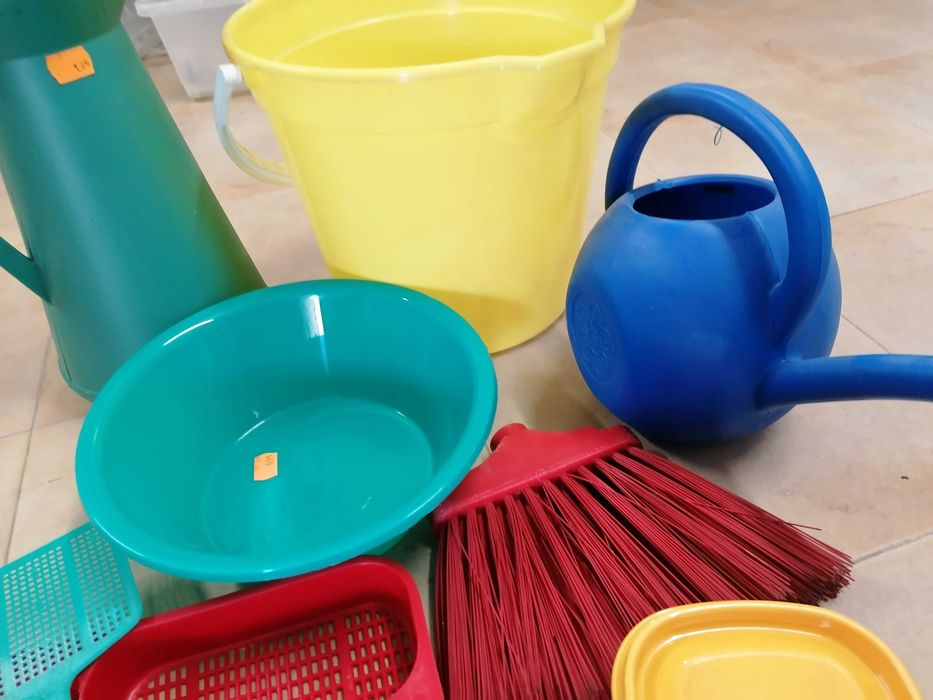 Plásticos sortidos, caixas, regador e outros , lote todo por 6€