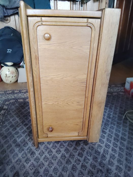 Dębowa szafka jak skrzynia