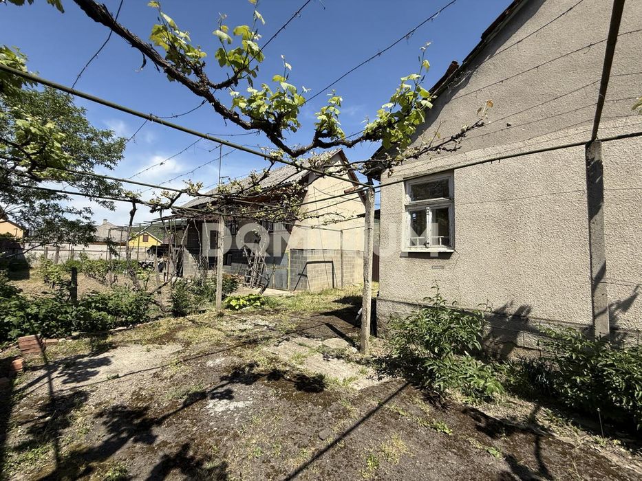 Продається 2 будинки на 8 сотках біля центру